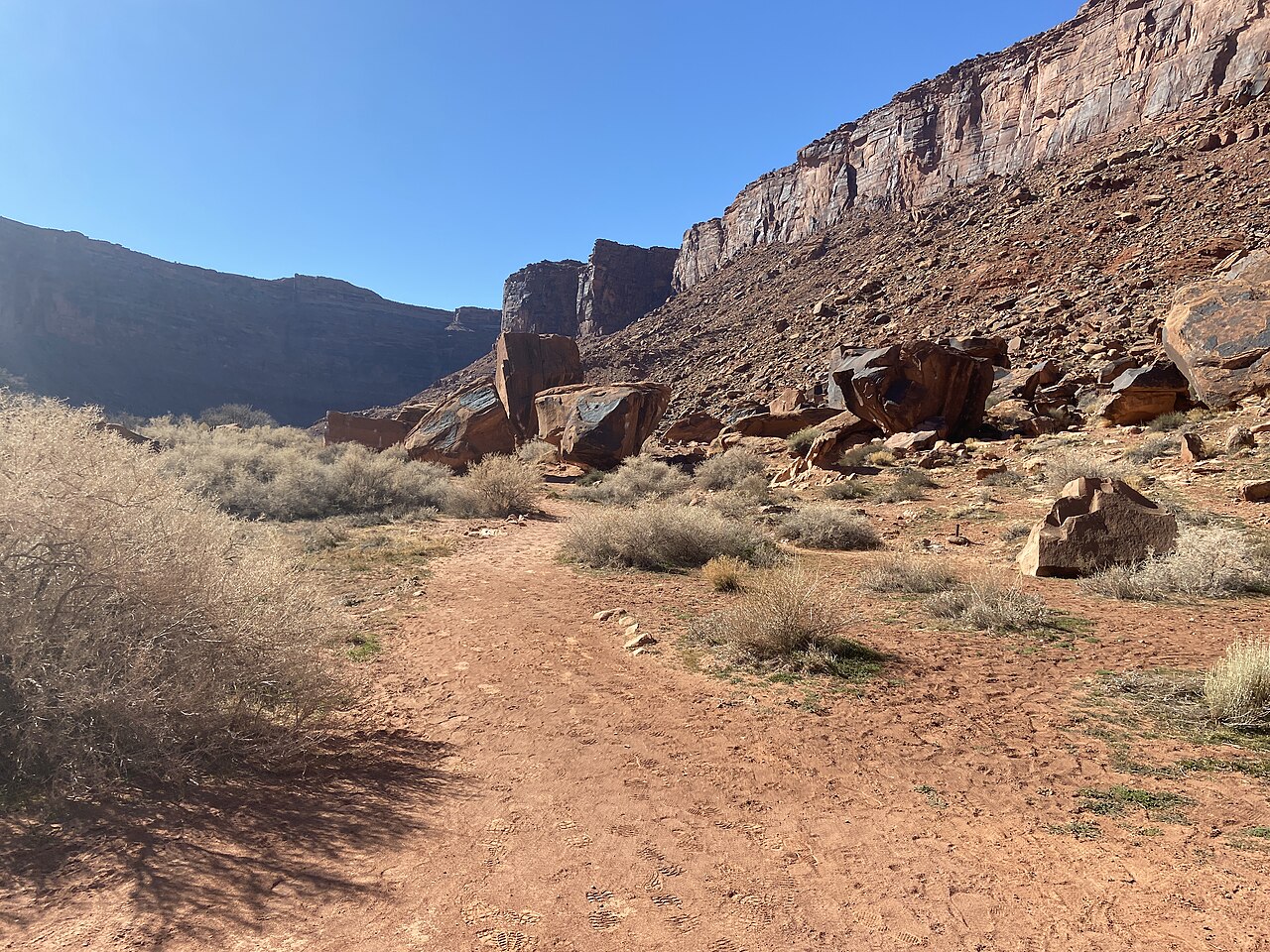 The Big Bend Bouldering Area is located upstream of the Big Bend Campground along the Colorado River and State Route 128, about 10 miles from Moab. The bouldering area has been popular with climbers for more than 20 years, who benefit from its easy access