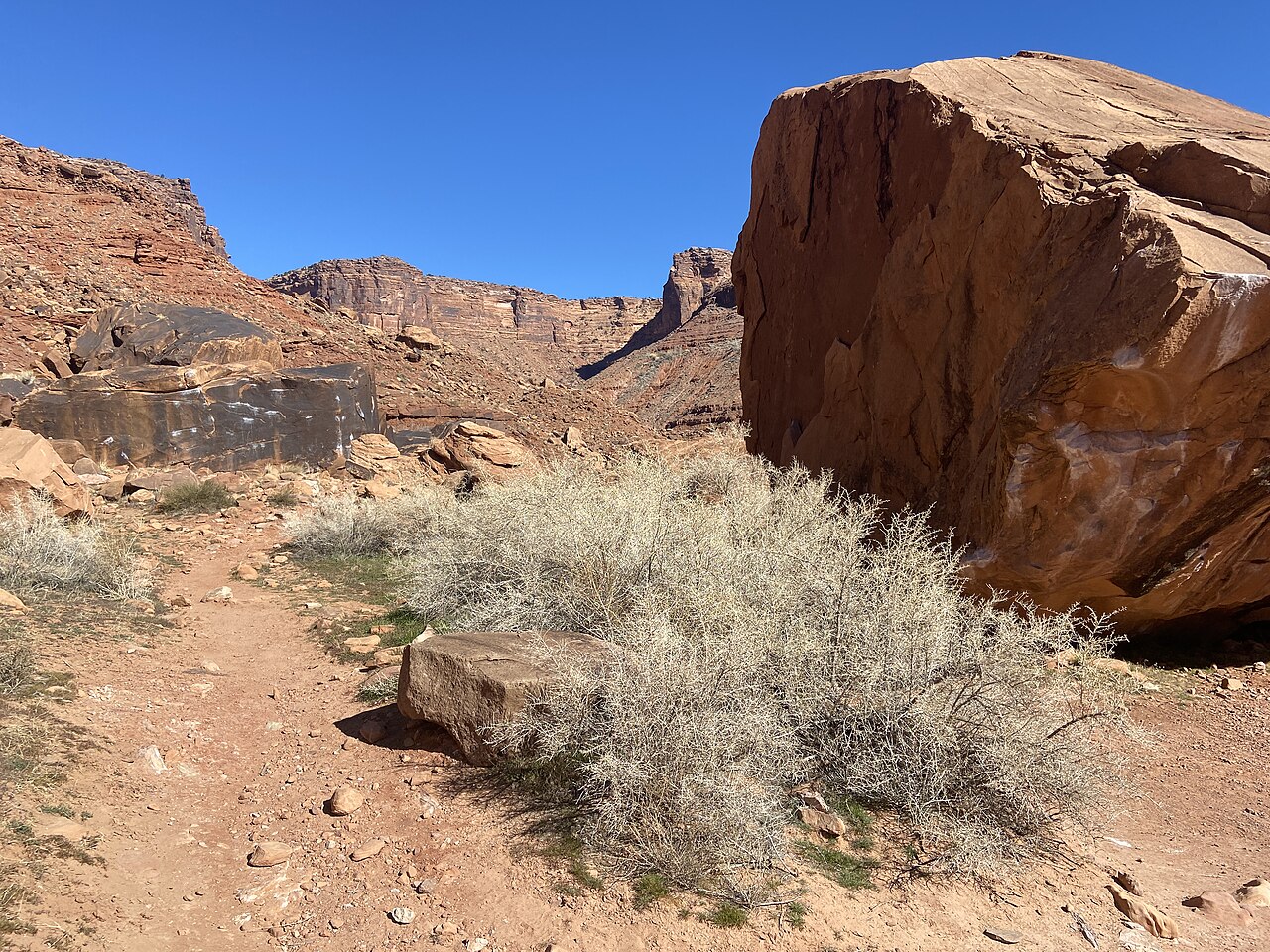 The Big Bend Bouldering Area is located upstream of the Big Bend Campground along the Colorado River and State Route 128, about 10 miles from Moab. The bouldering area has been popular with climbers for more than 20 years, who benefit from its easy access