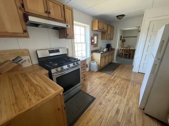 SWAN GUARD STATION -kitchen